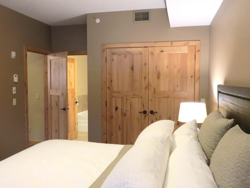 Luxury Canmore Vacations Room photo